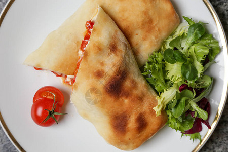 意大利开胃面包盛满辣椒和奶酪简单的香食面图片