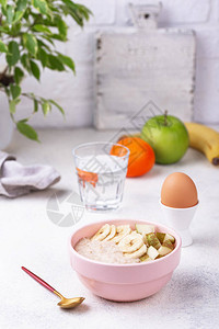 健康早餐燕麦片配水果和煮鸡蛋图片