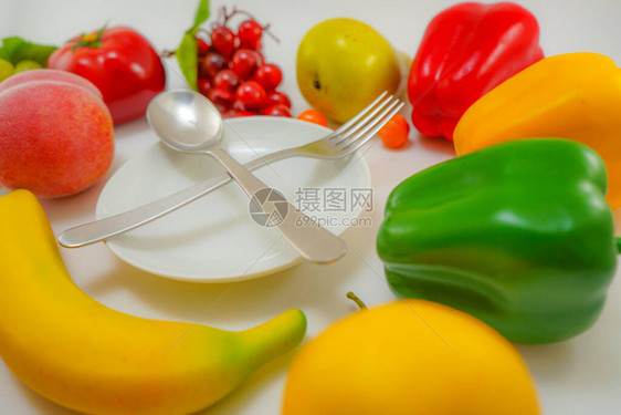 蔬菜和水果和盘子放在桌子上图片
