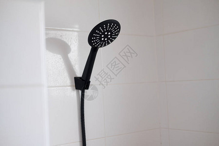 洗手间黑彩淋浴头简单时尚和图片
