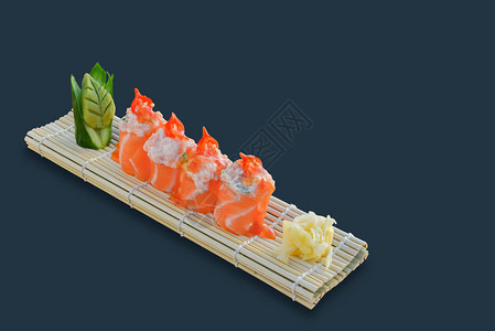 沙门生鱼肉卷配有酱汁和辣椒奶油日本菜图片