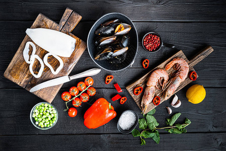黑木板平地食物照片上加蔬菜和香料的西班牙辣椒图片