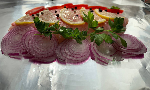 生鱼片配蔬菜烹饪洋葱和西红柿图片