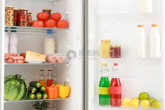 冰箱货架上的不同产品图片