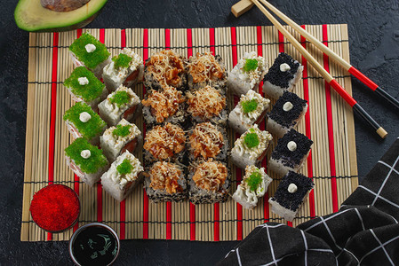 美味的寿司套餐传统的亚洲美食图片