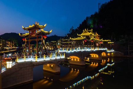 晚上的凤凰湖南省最著名的古镇图片