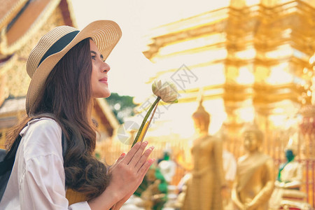 在佛教的年轻女旅行者旅行观光概图片