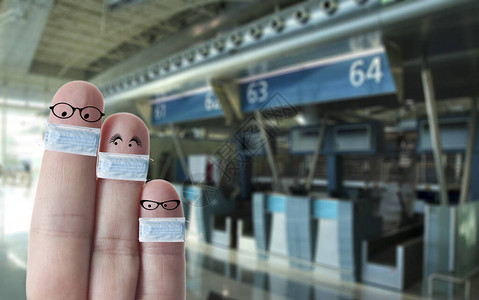 在机场戴面罩的手指家庭脸部共生1图片