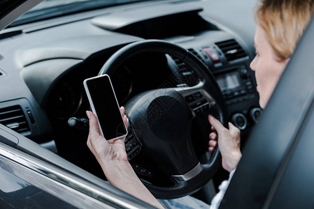车内带空白屏幕手持智能手机的妇图片