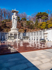 韩国首尔市奉恩寺美丽的佛教雕像图片