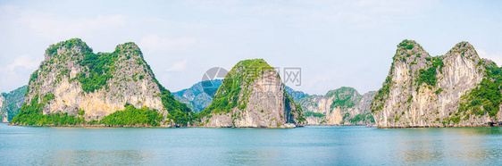 在越南著名的旅游景点哈朗湾独特的石灰岩岛和海中喀斯特峰的全景清蓝的图片