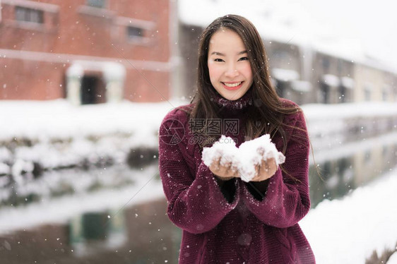 美丽的年青轻女士微笑图片