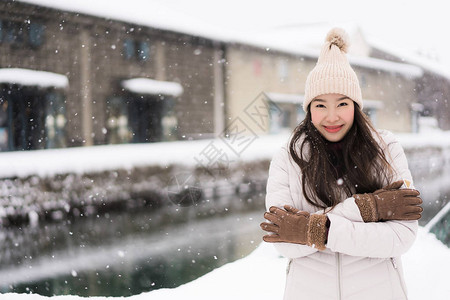 美丽的年青轻女士微笑图片