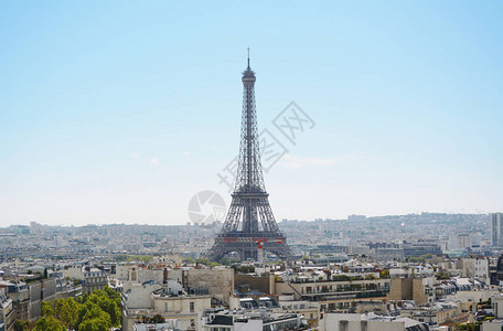 Eiffel铁塔升起于巴黎市上空图片