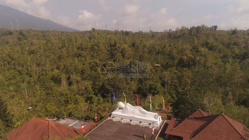 佛教寺庙ViharaDharmaGiri与睡佛鸟瞰山中的佛教寺庙巴厘岛旅游概念图片