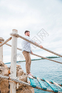 乘旅游吊桥穿越海湾暑假图片