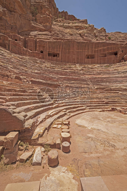 彼得拉古罗马剧院在约旦佩特拉教科文组织所在地的客观察图片