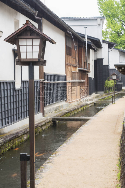 日本吉孚道县井田Furukawa历史村的绿灯小巷图片
