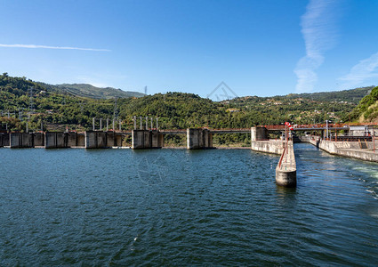 葡萄牙杜罗河的Carrapatelo大坝的坚固结构图片