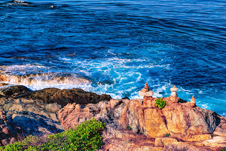 泰国普吉岛蓬贴海角南的岩石海岸线图片