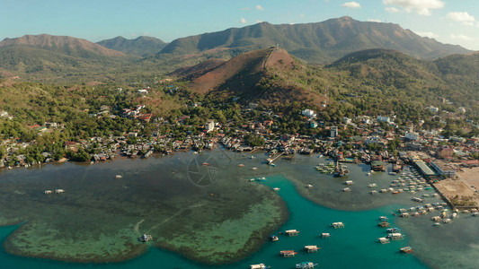 海港码头城市景观科隆镇与布桑加岛菲律宾巴拉望岛的船只科隆市有贫民窟和贫困地区图片