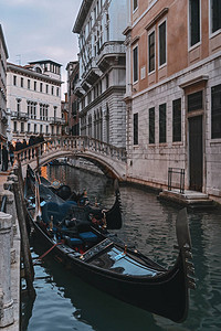 威尼斯历史建筑和运河的夜景图片