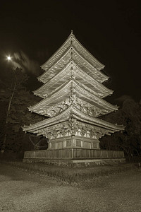 日本京都醍醐寺历史宝塔夜景图片