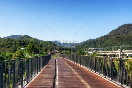 在南朝鲜拍摄的木制自行车道桥图片