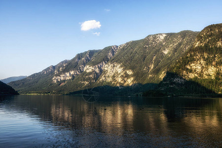 从Hallstat镇主要城市广场观看的Hallstat湖和周围山丘图片