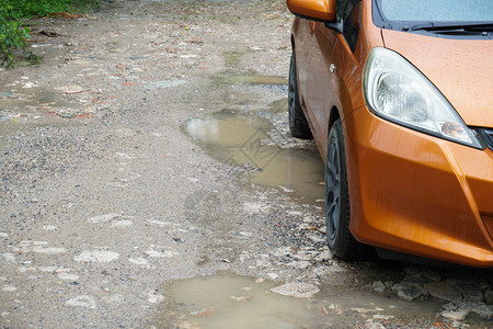 雨水被困在崎岖不平的道路上图片
