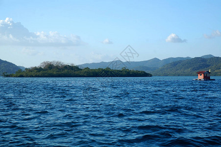 菲律宾帕拉万州科隆岛日间有天际背景树图片