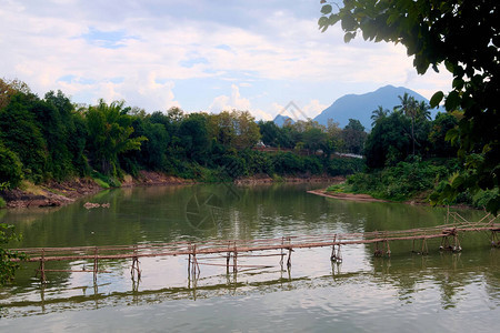 在老挝LuangPrabang与湄公河交汇的NamKha图片