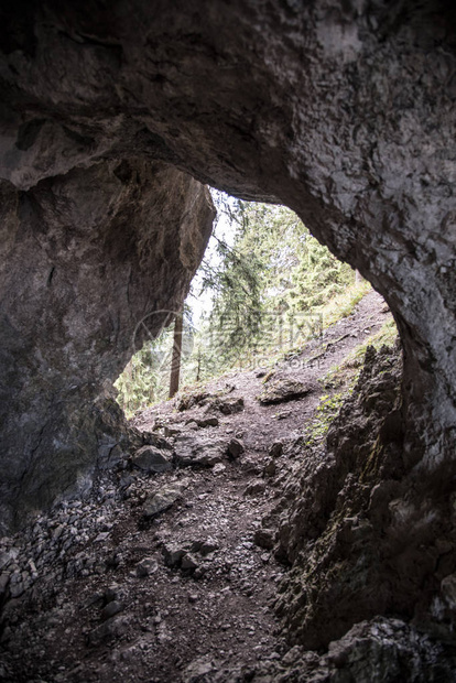 穿越斯洛伐克尼兹克塔特里山脉小山洞穴贝图片