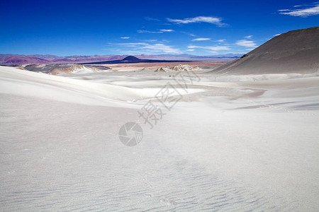 阿根廷普纳阿塔卡马拉奇潘帕火山熔岩场的白色沙丘PunadeAtacama是智利北部和阿根廷安第斯山脉的干旱高原在阿根廷图片