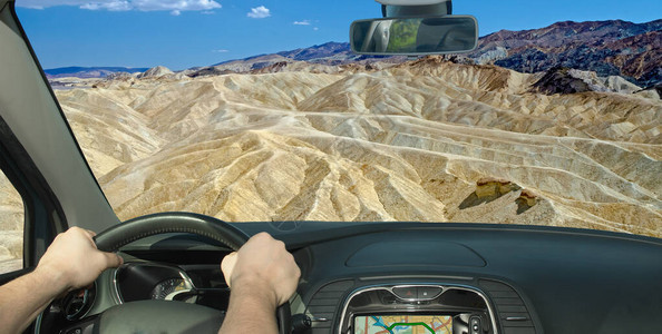 开车前往美国加利福尼亚州谷风景优美的Zabriskie图片