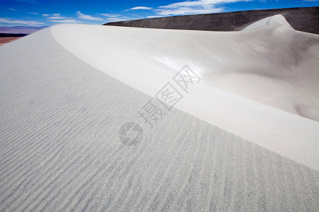 阿根廷普纳阿塔卡马拉奇潘帕火山熔岩场的白色沙丘PunadeAtacama是智利北部和阿根廷安第斯山脉的干旱高原在阿根廷图片