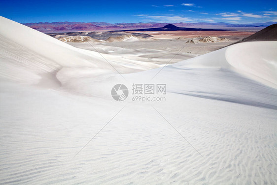 阿根廷普纳阿塔卡马拉奇潘帕火山熔岩场的白色沙丘PunadeAtacama是智利北部和阿根廷安第斯山脉的干旱高原在阿根廷图片