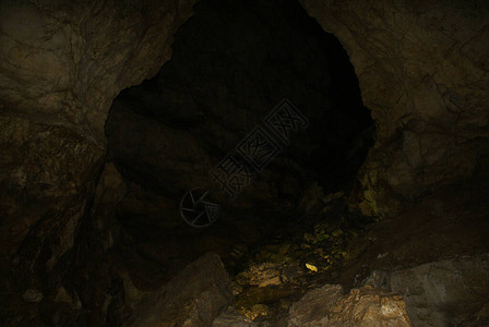 洞穴里有石化物和岩浆在地下图片