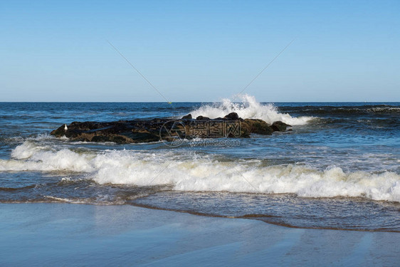 蓝天和新泽西斯普林湖沿岸的海浪图片