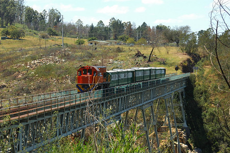 著名的苹果快车横跨世界最高狭窄的铁路桥图片
