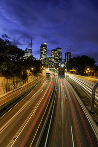 悉尼市夜间汽车的踪迹图片