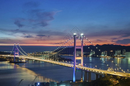 黄昏的香港市青马大桥图片