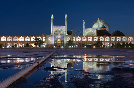 夜间在伊斯法罕的NaqsheJahan广场与深蓝的天空对着一片图片