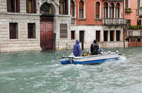 涨潮时在意大利威尼斯图片