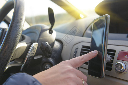 女人开车时使用手机危险图片