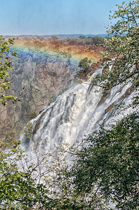 库内河鲁阿卡纳瀑布的一部图片