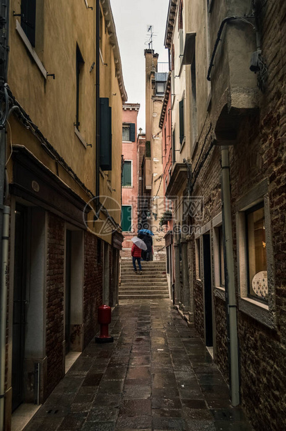 在雨中的威尼斯老狭窄的街道图片