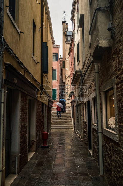 在雨中的威尼斯老狭窄的街道图片