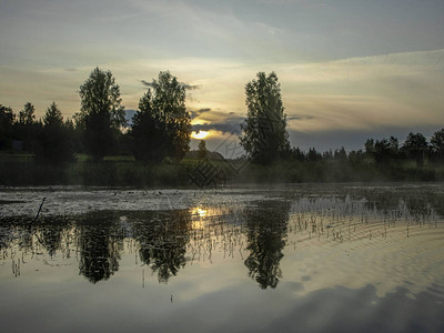 湖景清晨水面升起的神秘雾气图片