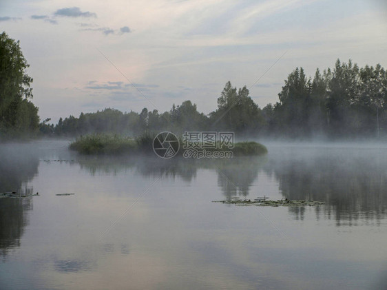 湖景清晨水面升起的神秘雾气图片
